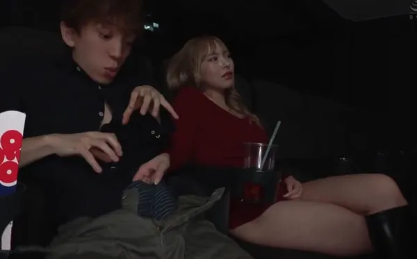 Đi xem phim một mình, thanh niên bị chị gái thánh dâm kế bên sờ trym